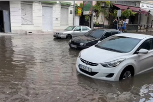 Злива в Одесі буквально змила автомобілі з доріг