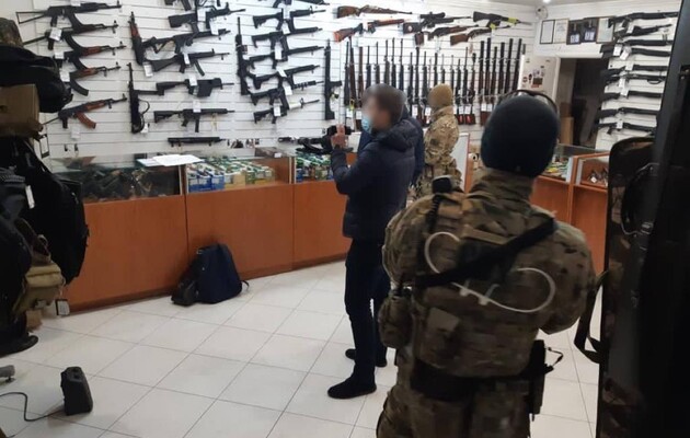 Поліцейські брали хабарі за видачу дозволів на зброю
