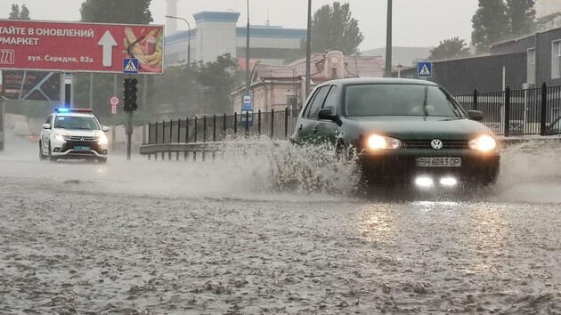 Негода в Одесі: в місті затоплено вулиці
