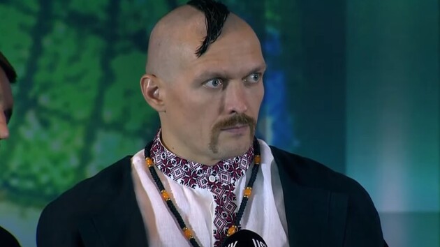 Усик прийшов на прес-конференцію в образі козака