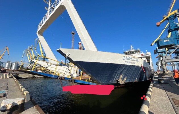 Окупанти запустили до Маріуполя пором