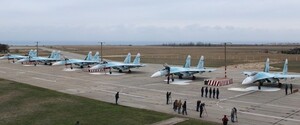 На аеродромі «Бельбек» біля Севастополя пролунало мінімум чотири вибухи — Reuters