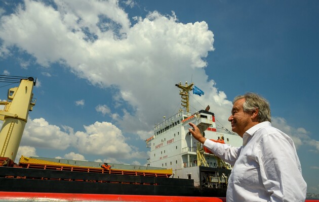 Генсек ООН встретил в Стамбуле корабль с украинским зерном