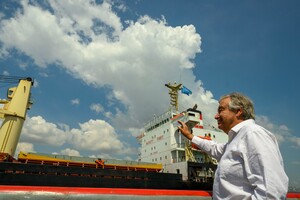 Генсек ООН зустрів у Стамбулі корабель із українським зерном