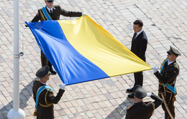 В Крыму, Мариуполе и Херсоне: Зеленский пообещал вернуть украинский флаг на все украинские территории