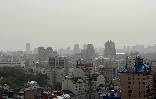 Київ накрив смог із півдня: жителів міста просять закрити вікна та не гуляти на вулиці
