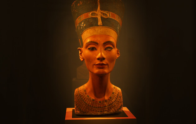 Єгиптологи закликають повернути Розетський камінь та погруддя Нефертіті: деталі претензій до Лувру