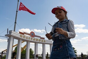 В окупованому Мелітополі росіяни пропонують гроші батькам, які приведуть дітей до школи