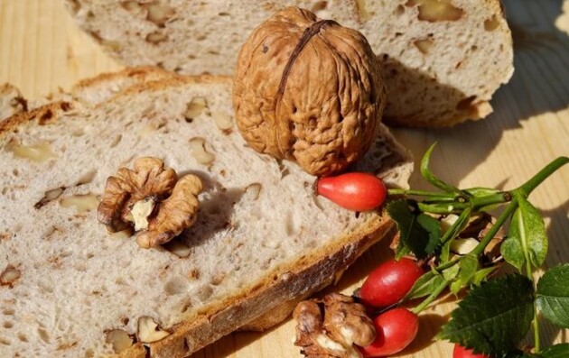 У Спас віруючі несуть до церкви горіхи та хліб