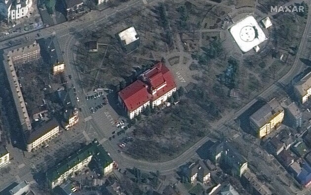 Вбивство 600 цивільних в Драмтеатрі Маріуполя: росіяни поспішно реконструюють будівлю, відомо чому