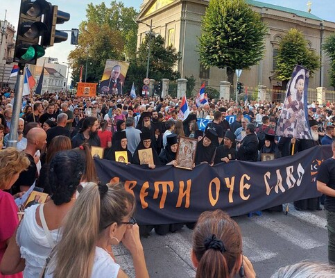 В Сербии состоялось шествие против «пропаганды ЛГБТ»: собравшиеся несли хоругви со святыми рядом с портретами Путина