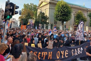 В Сербії відбулася хода проти «пропаганди ЛГБТ»: присутні несли хоругви зі святими поруч із портретами Путіна