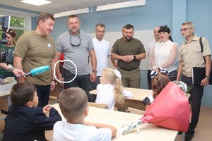 Депутат Госдумы РФ пришел к школьникам в оккупированном Мариуполе с пистолетом