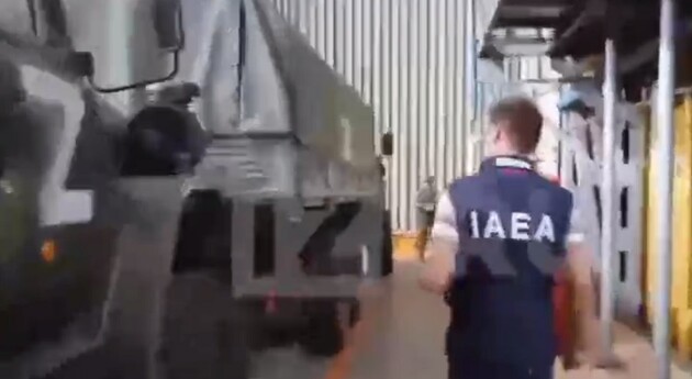 Представник МАГАТЕ ходить повз Z-техніку окупантів на ЗАЕС