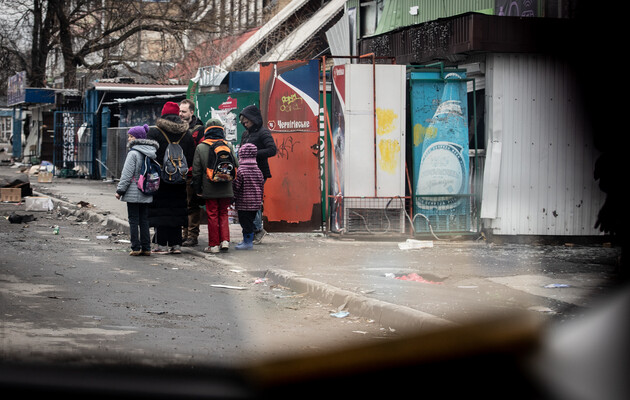 Місцеві діти на вулицях Бородянки, яка, як і Буча, перебувала під російською окупацією / фото ілюстративне 