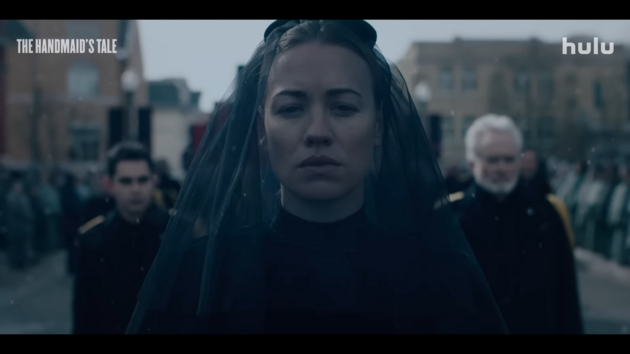 Антагонистка сериала Серена во время похорон своего мужа, командора Вотерфорда