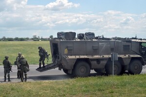 Окупанти перекинули у Херсон нові підрозділи, намагаються полагодити Каховський міст