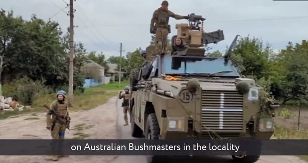 Бойцы ВСУ на австралийских бронетранспортерах Bushmaster в Харьковской области/скриншот с видео