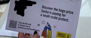 Amnesty International выпустила конверты с «братскими объятиями» агрессора и жертвы