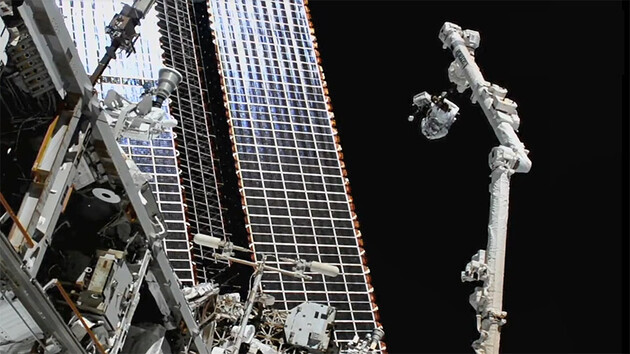 Китайские астронавты вышли в открытый космос с новой станции