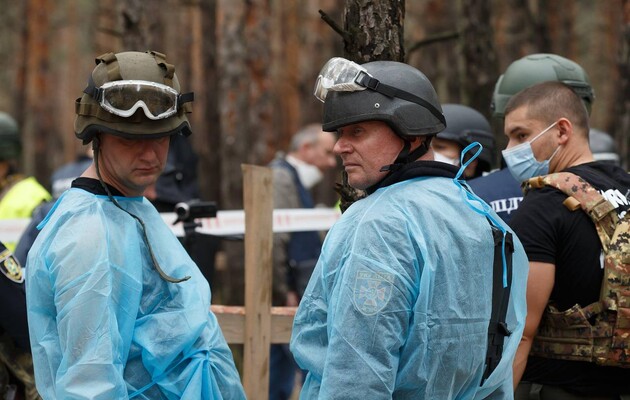 Массовое захоронение насчитывает более 450 могил, эксгумировать пока удалось 59 тел