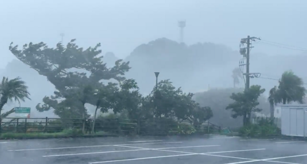 Потужний тайфун обрушився на південь Японії. Тисячі людей евакуйовані