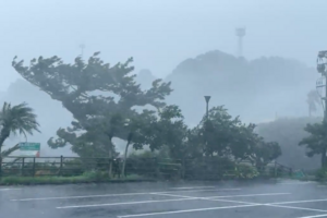 Мощный тайфун обрушился на юг Японии. Тысячи людей эвакуированы