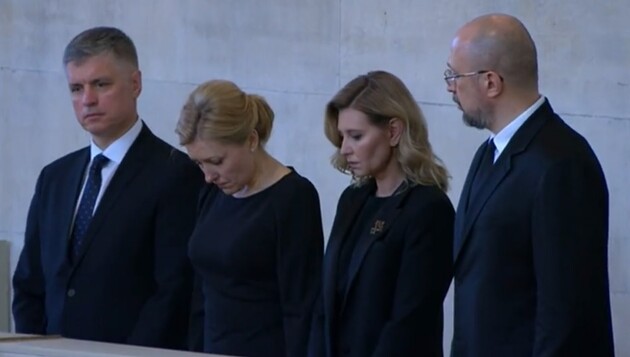 Вадим Пристайко, Інна Шмигаль, Олена Зеленська та Денис Шмигаль віддають шану королеві Єлизаветі II/Скріншот з відео