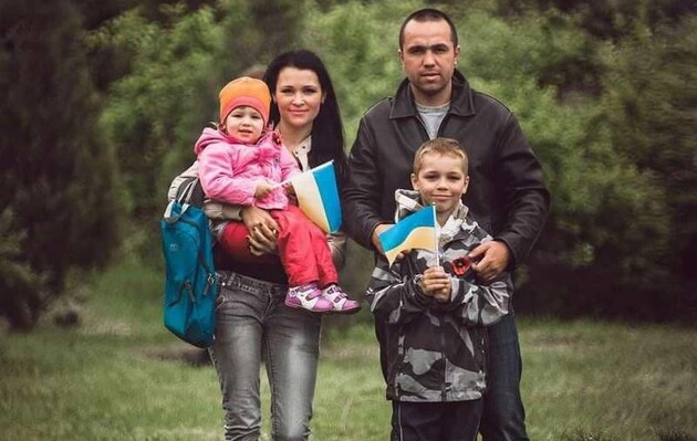 Герой 93-й ОМБр «Холодный Яр» Сергей Сова с женой Оксаной и детьми