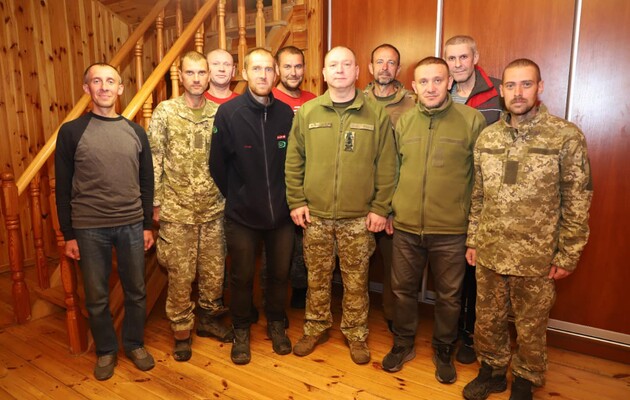 Вчера домой вернулись и девять украинских пограничников — фото