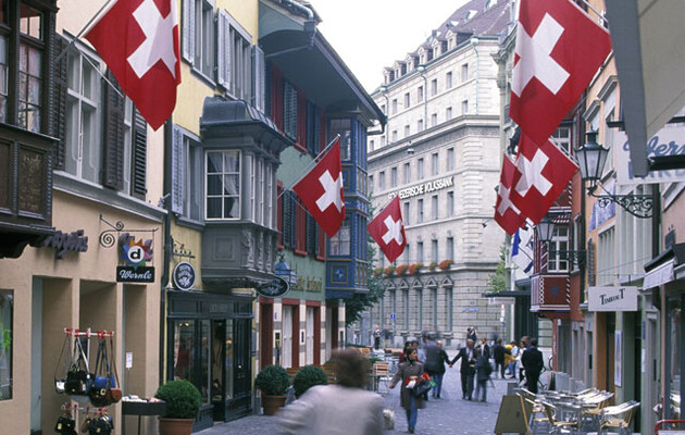 В Европе завершилась эпоха минусовых учетных ставок: последним поднял ставку Нацбанк Швейцарии