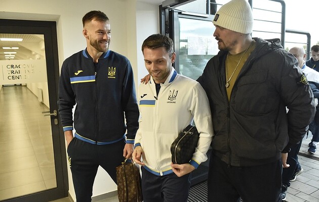 Усик поддержал футболистов