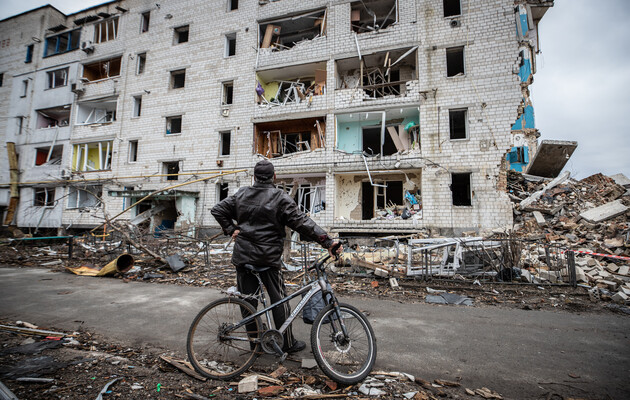 Експансія Росії в дії: житель одного з окупованих містечок Київщини споглядає руйнування, що прийшли в край разом із чоботом російського солдата