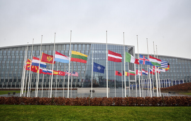 Президенти дев'яти країн закликали членів НАТО збільшити військову допомогу Україні