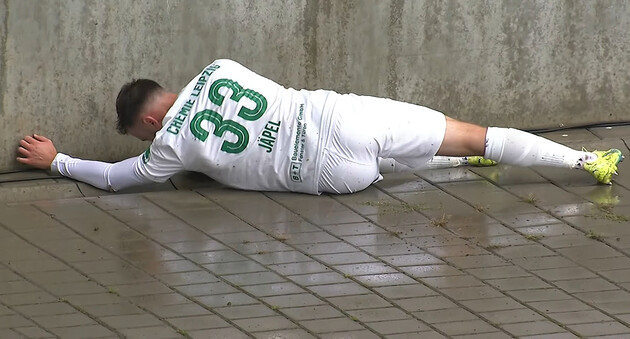 Немецкий футболист врезался в бетонную стену головой во время матча