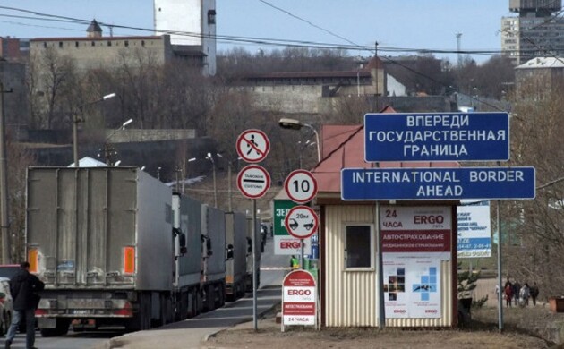 Росіяни забрали українських біженців на кордоні з Естонією й відвезли в невідомому напрямку