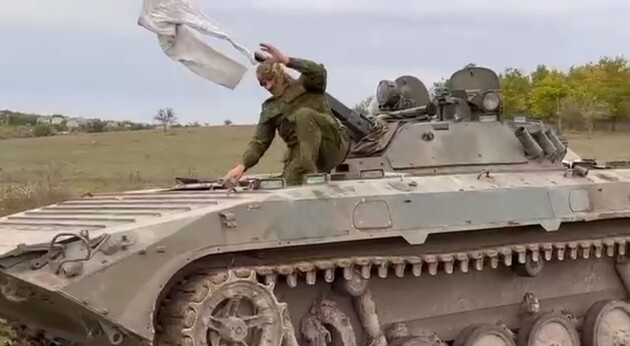 Російський військовий добровільно здається в полон