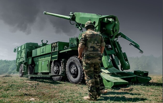 Макрон обіцяє Україні ще більше військової техніки
