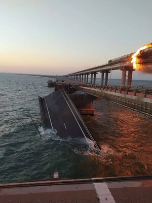 На Крымском мосту возник пожар и частично разрушены пролеты. Оккупанты уже определились с причиной