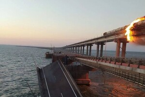 На Кримському мосту виникла пожежа та частково зруйновано прольоти. Окупанти вже визначилися із причиною