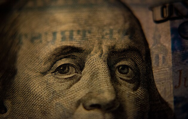 Українці знайшли спосіб купувати валюту за офіційним курсом: банки захлинаються від готівкової гривні