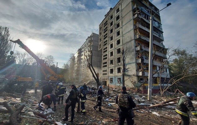 Ракетный удар по Запорожью: из-под завалов дома спасены 10 человек