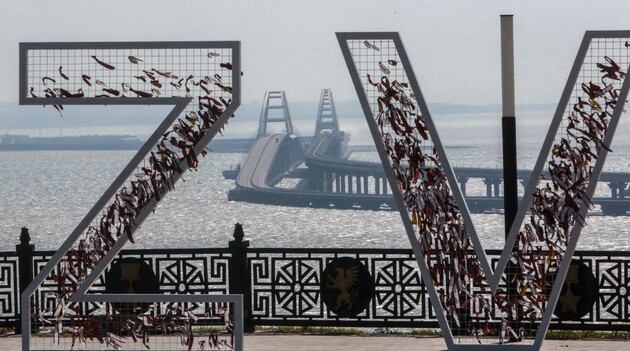 Не уберегли: Крымский мост охраняли космические аппараты, истребители и боевые дельфины