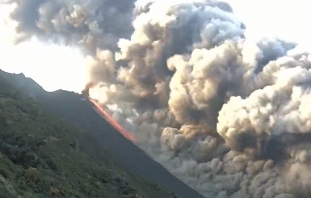 В Италии началось извержение вулкана на острове Стромболи
