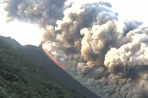 В Италии началось извержение вулкана на острове Стромболи