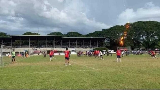 На Филиппинах молния попала в арбитра прямо во время футбольного матча