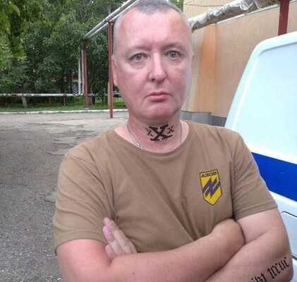 После попыток Гиркина попасть на фронт, закончившихся задержанием спецслужбами РФ, сетью стали стали распространяться мемы