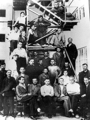 Група учасників проєкту. Кирило Синельников сидить у піджаку в першому ряду. Антон Вальтер сидить праворуч на першому поверсі.