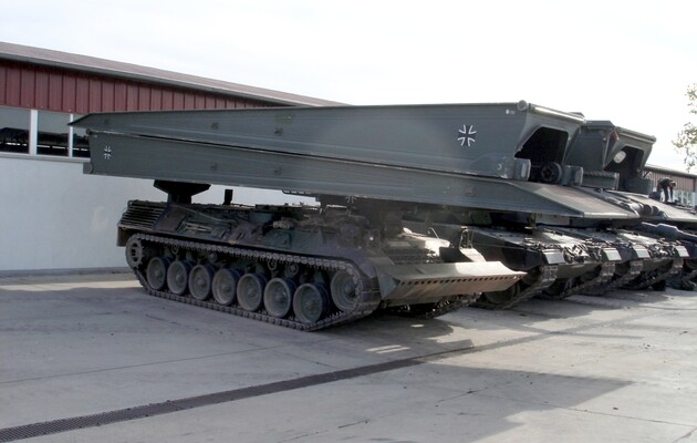 Німеччина надала Україні 16 танкових мостоукладачів Biber та іншу техніку