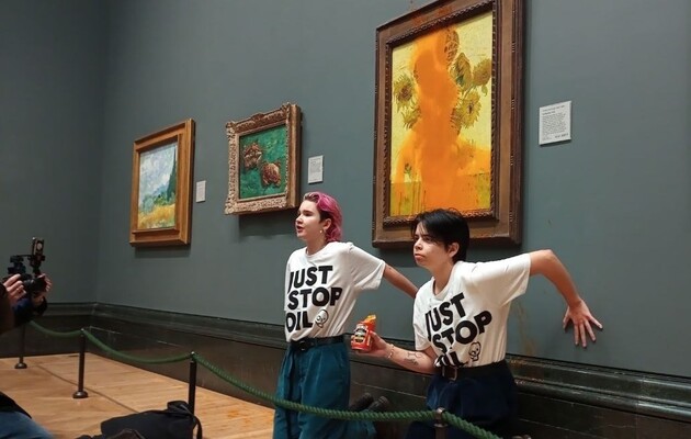 Екоактивістки, які облили супом картину Ван Гога в Лондоні, не визнали себе винними в суді